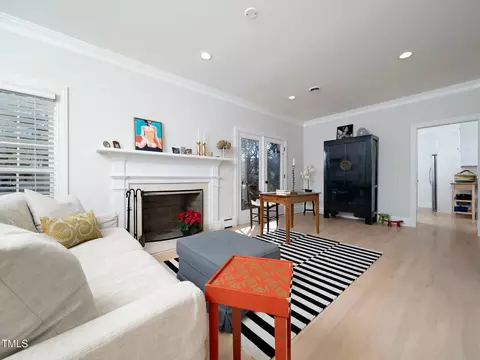 Living - 811 Baker St, Smithfield, NC 27577 photo 5 of 5