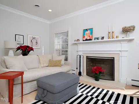 Living - 811 Baker St, Smithfield, NC 27577 photo 4 of 5