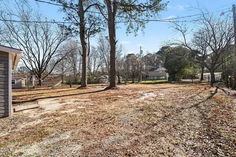 Exterior - 800 E Lizzie St, Selma, NC 27576 photo 4 of 5