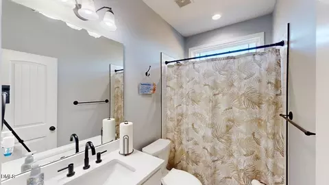 Bath - 111 Fox Run Ct, Benson, NC 27504 photo 3 of 4