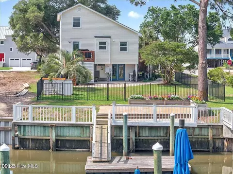 102 E Island Dr, Oak Island, NC 28465