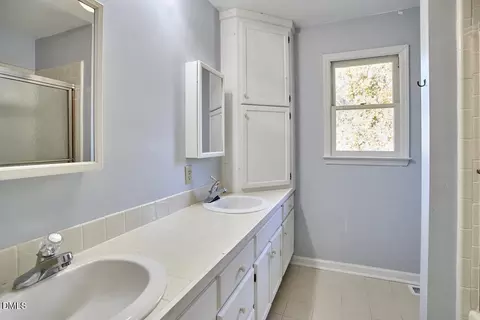 Bath - 1918 Peppertree St, Durham, NC 27705 photo 1 of 3