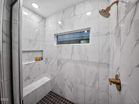 Bath - 3027 Omah St #B, Durham, NC 27705 photo 4 of 5