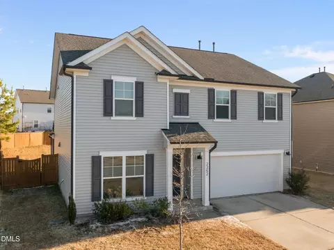 2252 Fairway Green Dr, Fuquay Varina, NC 27526