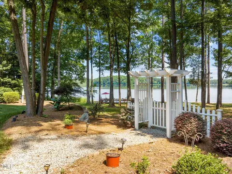 901 Edgewater Dr, Garner, NC 27529
