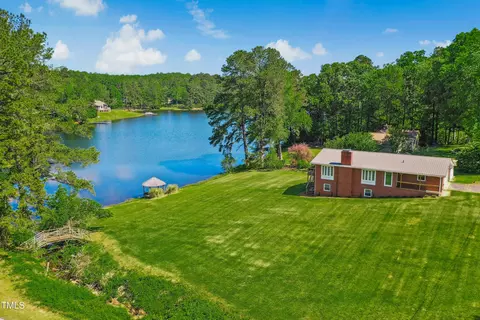 1415 Clearwater Dr, Sanford, NC 27330
