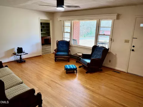 Living - 102 Hillcrest Dr, Smithfield, NC 27577 photo 2 of 4