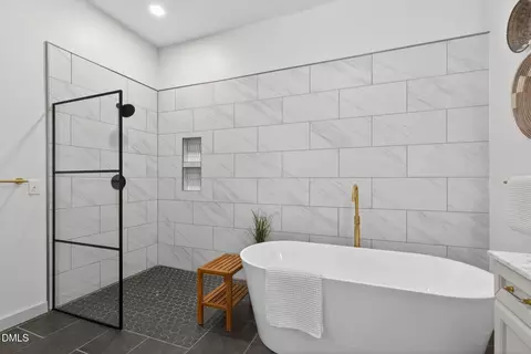 Bath - 371 Bridgegate Dr, Cary, NC 27519 photo 6 of 8