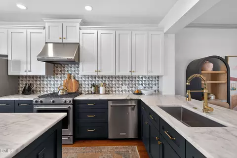 Kitchen - 371 Bridgegate Dr, Cary, NC 27519 photo 4 of 7