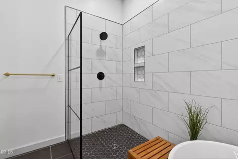 Bath - 371 Bridgegate Dr, Cary, NC 27519 photo 5 of 8