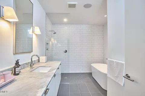 Bath - 4937 Taproot Ln, Durham, NC 27705 photo 4 of 5