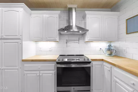 Kitchen - 1023 Devonshire Trl, Aberdeen, NC 28315 photo 4 of 6