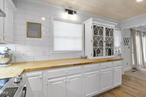 Kitchen - 1023 Devonshire Trl, Aberdeen, NC 28315 photo 5 of 6