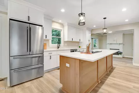 1609 Falls Ct, Raleigh, NC 27615