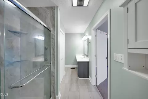 Bath - 818 Lynn Rd, Durham, NC 27703 photo 3 of 4