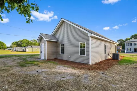 Exterior - 509 E Harnett St, Dunn, NC 28334 photo 2 of 2
