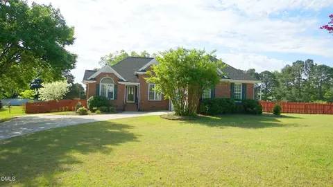 400 Knolls View Dr, Fuquay Varina, NC 27526