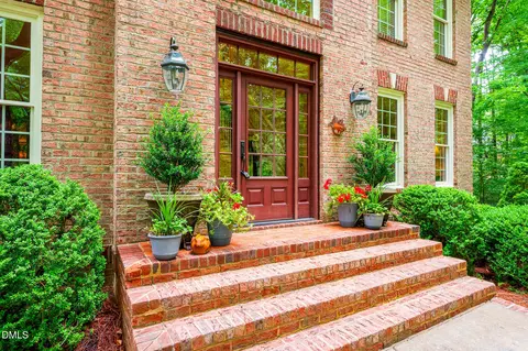 101 Collinson Dr, Chapel Hill, NC 27514