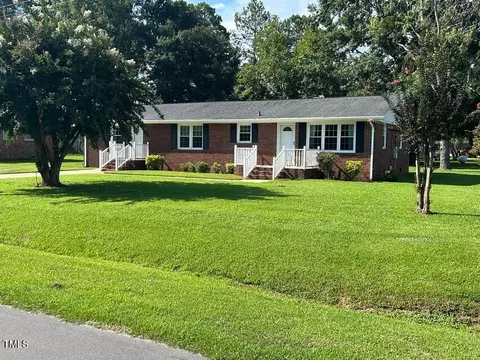 111 Colonial Dr, Clinton, NC 28328
