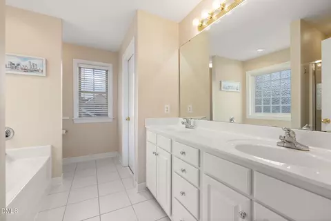 Bath - 320 Stone Monument Dr, Wake Forest, NC 27587 photo 2 of 4