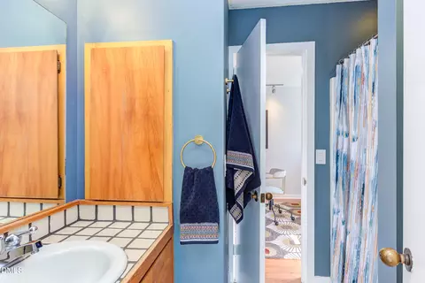 Bath - 6 Harvey Pl, Durham, NC 27705 photo 1 of 4