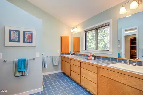 Bath - 6 Harvey Pl, Durham, NC 27705 photo 2 of 4