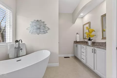 Bath - 4033 Robious Ct, Cary, NC 27519 photo 6 of 7