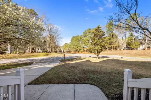 601 Crossing Dr, Durham, NC 27703 photo 8
