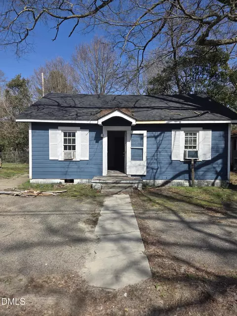 207 E Maple St, Mount Olive, NC 28365
