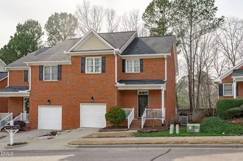 105 Tuska Hills Dr, Holly Springs, NC 27540