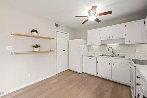 Kitchen - 1002 Willow Dr #59, Chapel Hill, NC 27514 photo 5 of 5