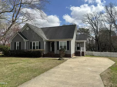 120 Summerdale Dr, Pikeville, NC 27863