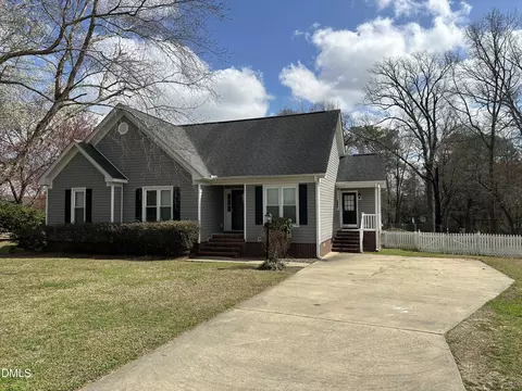 120 Summerdale Dr, Pikeville, NC 27863