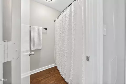 Bath - 18 Willow Bridge Dr, Durham, NC 27707 photo 3 of 4