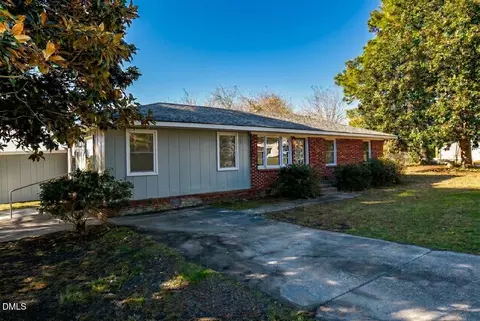 703 W Main St, Clinton, NC 28328