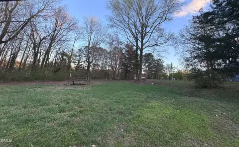 516 E 4th St, Siler City, NC 27344