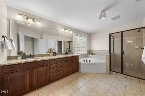 Bath - 701 Harkness Cir, Durham, NC 27705 photo 2 of 6