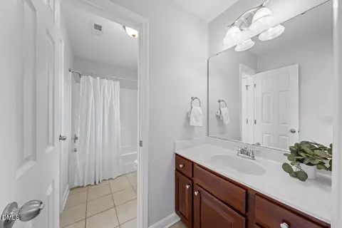 Bath - 701 Harkness Cir, Durham, NC 27705 photo 4 of 6