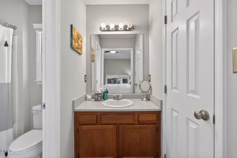 Bath - 2 Mattie Ct, Durham, NC 27704 photo 2 of 4