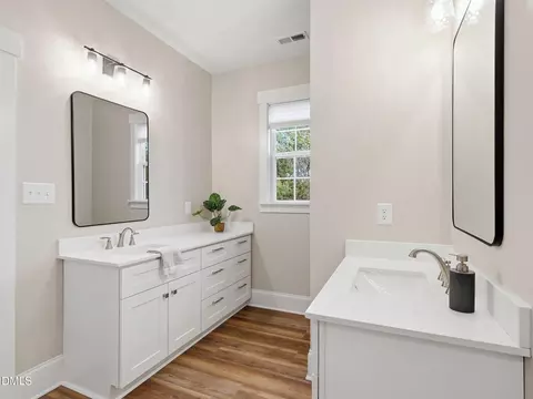 Bath - 129 E Chestnut Ave, Wake Forest, NC 27587 photo 3 of 4