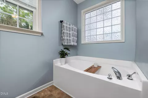 Bath - 133 Adelaide Dr, Garner, NC 27529 photo 2 of 4