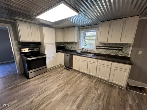 Kitchen - 986 N Chavis Rd, Kittrell, NC 27544 photo 6 of 7
