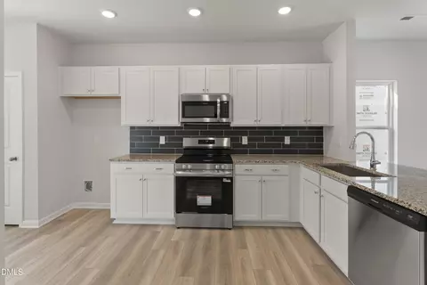 260 Courtside Dr, Dunn, NC 28334 photo 4