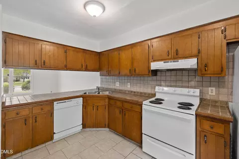 Kitchen - 611 Springview Trl, Garner, NC 27529 photo 4 of 5