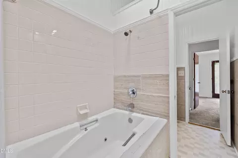 Bath - 611 Springview Trl, Garner, NC 27529 photo 4 of 5