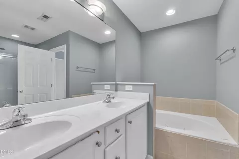 Bath - 4308 Flintlock Ln, Durham, NC 27704 photo 2 of 3