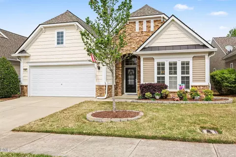 904 Peltier Dr, Cary, NC 27519