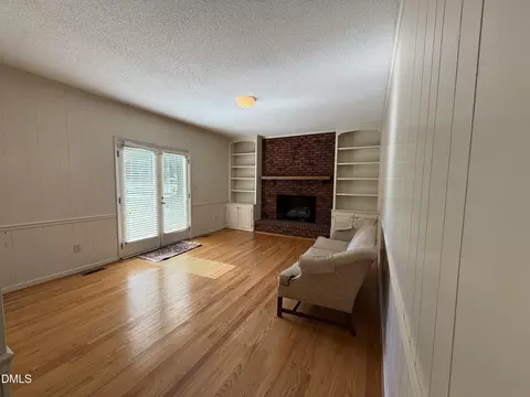 Living - 907 Chestnut Dr, Smithfield, NC 27577 photo 4 of 8