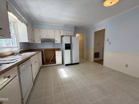 Kitchen - 907 Chestnut Dr, Smithfield, NC 27577 photo 1 of 2