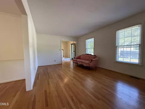 Living - 907 Chestnut Dr, Smithfield, NC 27577 photo 2 of 8